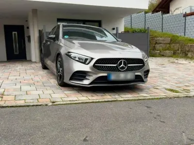 Gebraucht Mercedes A180 116 PS (85 kW) 2019 Grau Limousine
