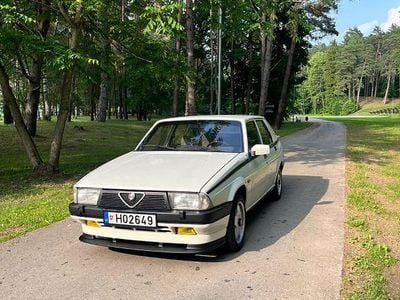 Weiß Gebraucht 1986 Alfa Romeo 75 Limousine | 4.199 €