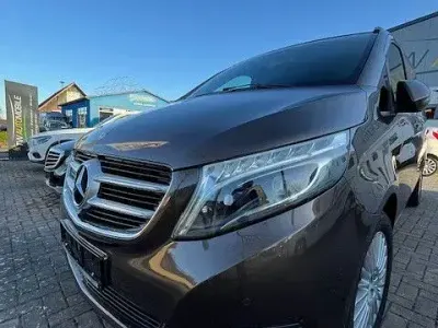 Gebraucht Mercedes V250 Avantgarde Edition 190 PS (139 kW) 2016 Braun Van / Kleinbus