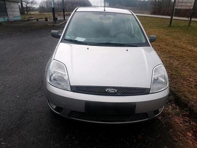 Second-hand Ford Fiesta 90 CP (66 kW) 2004 Argintiu Hatchback