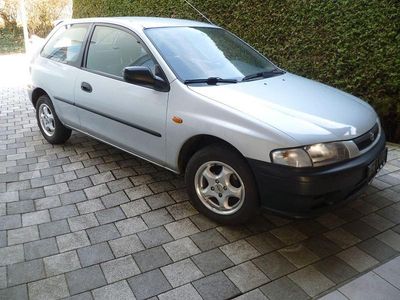 Gebraucht Mazda 323 73 PS (53 kW) 1999 Silber Kleinwagen