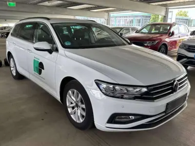 Gebraucht VW Passat Business 150 PS (110 kW) 2023 Gletscherweiß metallic Kombi