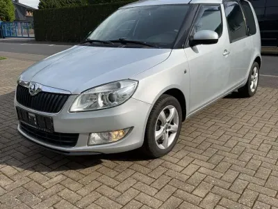 Używany Skoda Roomster Plus Edition 105 KM (77 kW) 2014 Srebrny Minivan