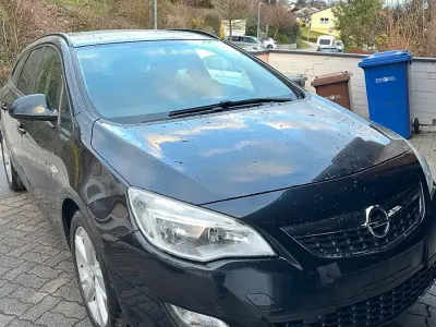 Gebraucht Opel Astra 140 PS (102 kW) 2012 Schwarz Kombi