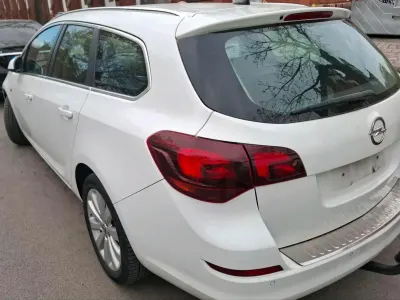 Używany Opel Astra Sport 115 KM (84 kW) 2011 Biały Kombi
