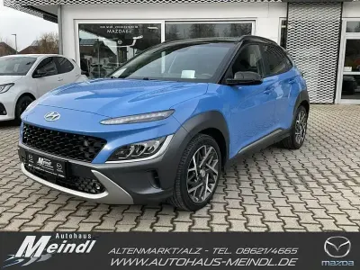 Gebraucht Hyundai Kona Prime 141 PS (103 kW) 2021 Surfy blue / phantom black roo SUV