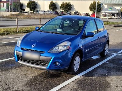Second-hand Renault Clio II 75 CP (55 kW) 2010 Albastru Hatchback