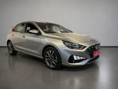 Gebraucht Hyundai i30 Trend 120 PS (88 kW) 2023 Shimmering silver / met Limousine