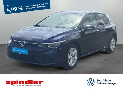 Używany VW Golf VIII Life 131 KM (96 kW) 2023 Niebieski Sedan/Limuzyna