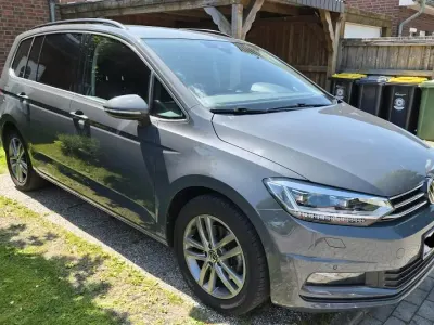 Gebraucht VW Touran Comfortline 150 PS (110 kW) 2024 Grau Van / Kleinbus