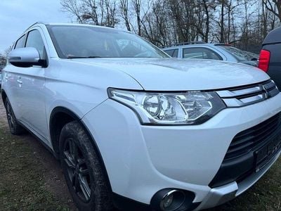 Gebraucht Mitsubishi Outlander Diamant Edition 150 PS (110 kW) 2015 Perlmuttweiss (p) SUV
