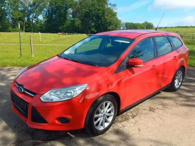 Gebraucht Ford Focus 101 PS (74 kW) 2013 Rot Kombi
