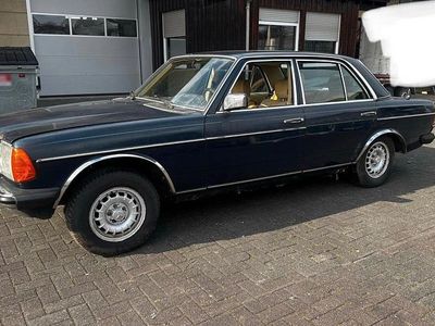 Gebraucht Mercedes E230 136 PS (100 kW) 1981 Blau Limousine