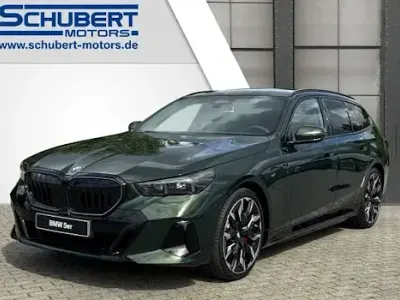 Neu BMW 550e Comfort Edition 489 PS (359 kW) 2026 Grün Kombi