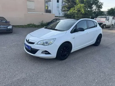 Gebraucht Opel Astra Color Edition 120 PS (88 kW) 2012 Schneeweiss/summitwhite/arctic Kleinwagen