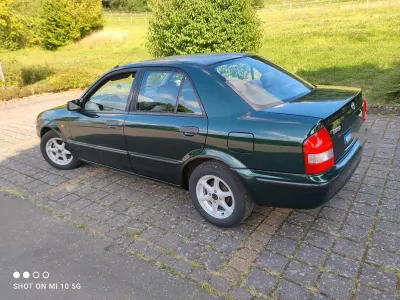 Używany Mazda 323 88 KM (64 kW) 1998 Zielony Sedan/Limuzyna