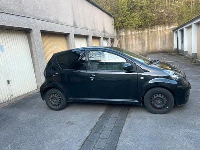 Gebraucht Toyota Aygo 69 PS (50 kW) 2011 Schwarz Kleinwagen