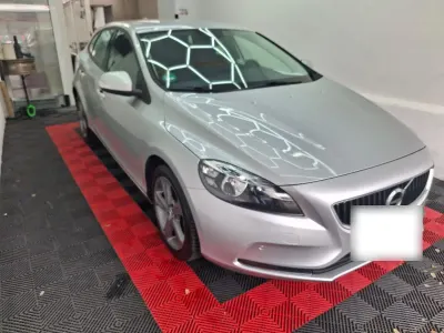 Gebraucht Volvo V40 120 PS (88 kW) 2018 Silber Limousine
