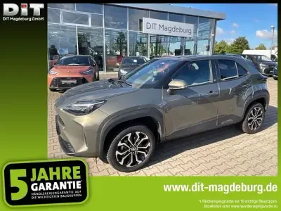 Gebraucht Toyota Yaris Connect Style 116 PS (85 kW) 2024 Manganbronze metallic Kleinwagen