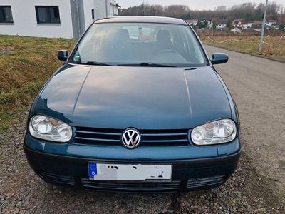 Grün Gebraucht 2002 VW Golf Limousine | 2.850 € (Teuer)