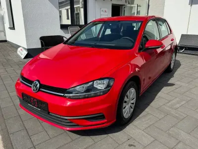 Gebraucht VW Golf VII Trendline 86 PS (63 kW) 2017 Rot Limousine