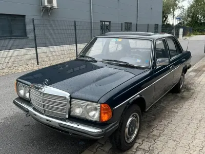 Gebraucht Mercedes 250 129 PS (94 kW) 1978 Blau Limousine