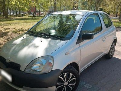 Usata Toyota Yaris 68 CV (50 kW) 2002 Argento Utilitaria