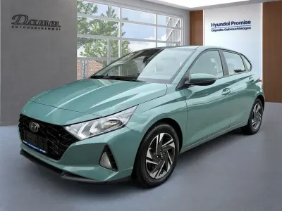 Gebraucht Hyundai i20 Trend 101 PS (74 kW) 2023 Mangrove green / mic Kleinwagen