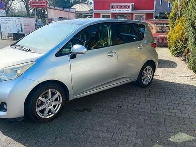 Gebraucht Toyota Verso-S 99 PS (72 kW) 2011 Silber Van / Kleinbus