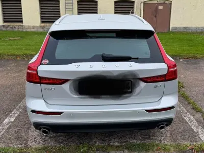 Gebraucht Volvo V60 Momentum 197 PS (144 kW) 2020 Weiß Kombi