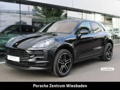 Gebraucht Porsche Macan 245 PS (180 kW) 2020 Tiefschwarzmetallic (metallic) SUV