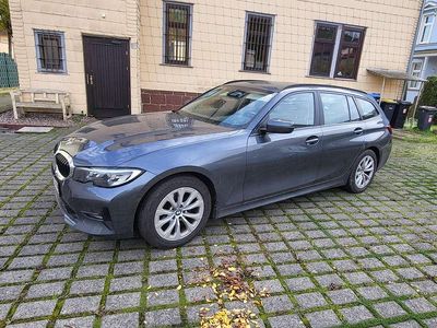 Grau Gebraucht 2021 BMW 320 Kombi | 23.900 € (Guter Preis)