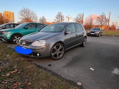 Grau Gebraucht 2006 VW Golf V Kleinwagen | 4.000 € (Etwas zu teuer)