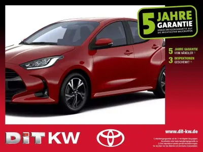 Neu Toyota Yaris 116 PS (85 kW) 2026 Karminarot metallic Kleinwagen