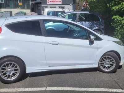 Gebraucht Ford Fiesta Trend 95 PS (69 kW) 2010 Weiß Kleinwagen