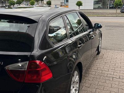 Gebraucht BMW 320 170 PS (125 kW) 2008 Schwarz Limousine