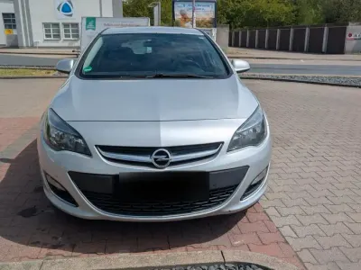 Używany Opel Astra 131 KM (96 kW) 2013 Srebrny Sedan/Limuzyna