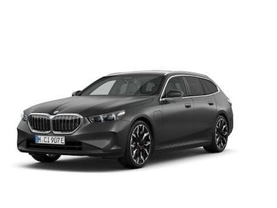 Nouă BMW 550e M Sport 489 CP (359 kW) 2026 Gri Break