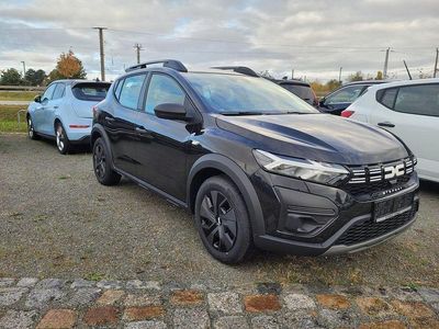 Neu Dacia Sandero Essentiel 101 PS (74 kW) 2025 Schwarz Kleinwagen