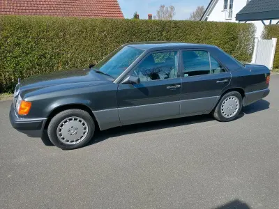 Gebraucht Mercedes E230 132 PS (97 kW) 1991 Schwarz Limousine