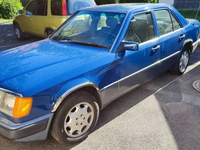 Gebraucht Mercedes E260 160 PS (117 kW) 1990 Blau Limousine