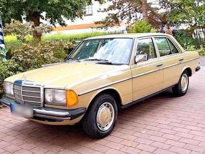 Gebraucht Mercedes 240 72 PS (52 kW) 1984 Grün Limousine