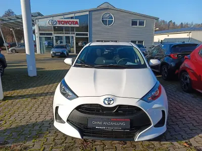 Neu Toyota Yaris Hybrid Comfort 116 PS (85 kW) 2025 Weiß Limousine