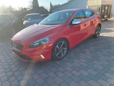 Używany Volvo V40 R-Design Momentum 179 KM (131 kW) 2014 Czerwony Sedan/Limuzyna