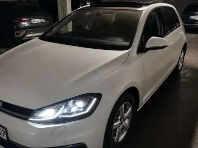 Gebraucht VW Golf VII Highline 150 PS (110 kW) 2019 Weiß Limousine