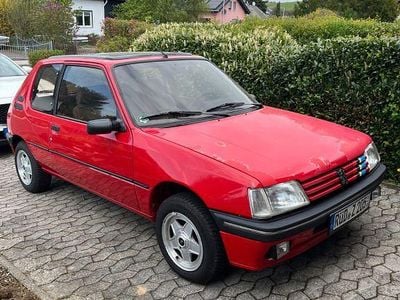 Usado Peugeot 205 75 HP (55 kW) 1992 Vermelho Sedan