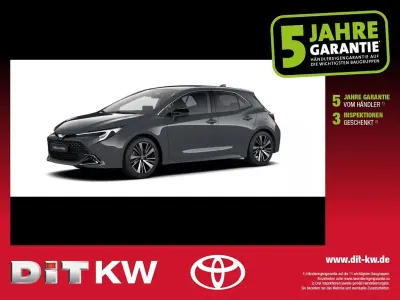 Neu Toyota Corolla 178 PS (130 kW) 2026 Platinum white pearl mc. Kombi