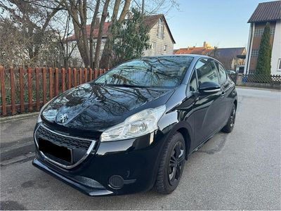Gebraucht Peugeot 208 82 PS (60 kW) 2015 Schwarz Kleinwagen