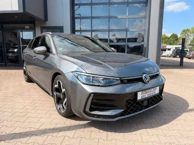 Gebraucht VW Passat R-line 150 PS (110 kW) 2025 Grau Kombi
