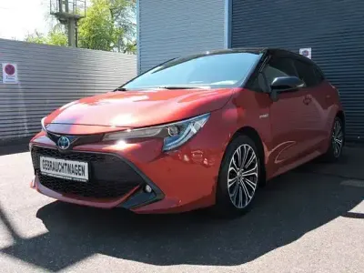 Gebraucht Toyota Corolla Hybrid Club 122 PS (89 kW) 2019 Rot Limousine